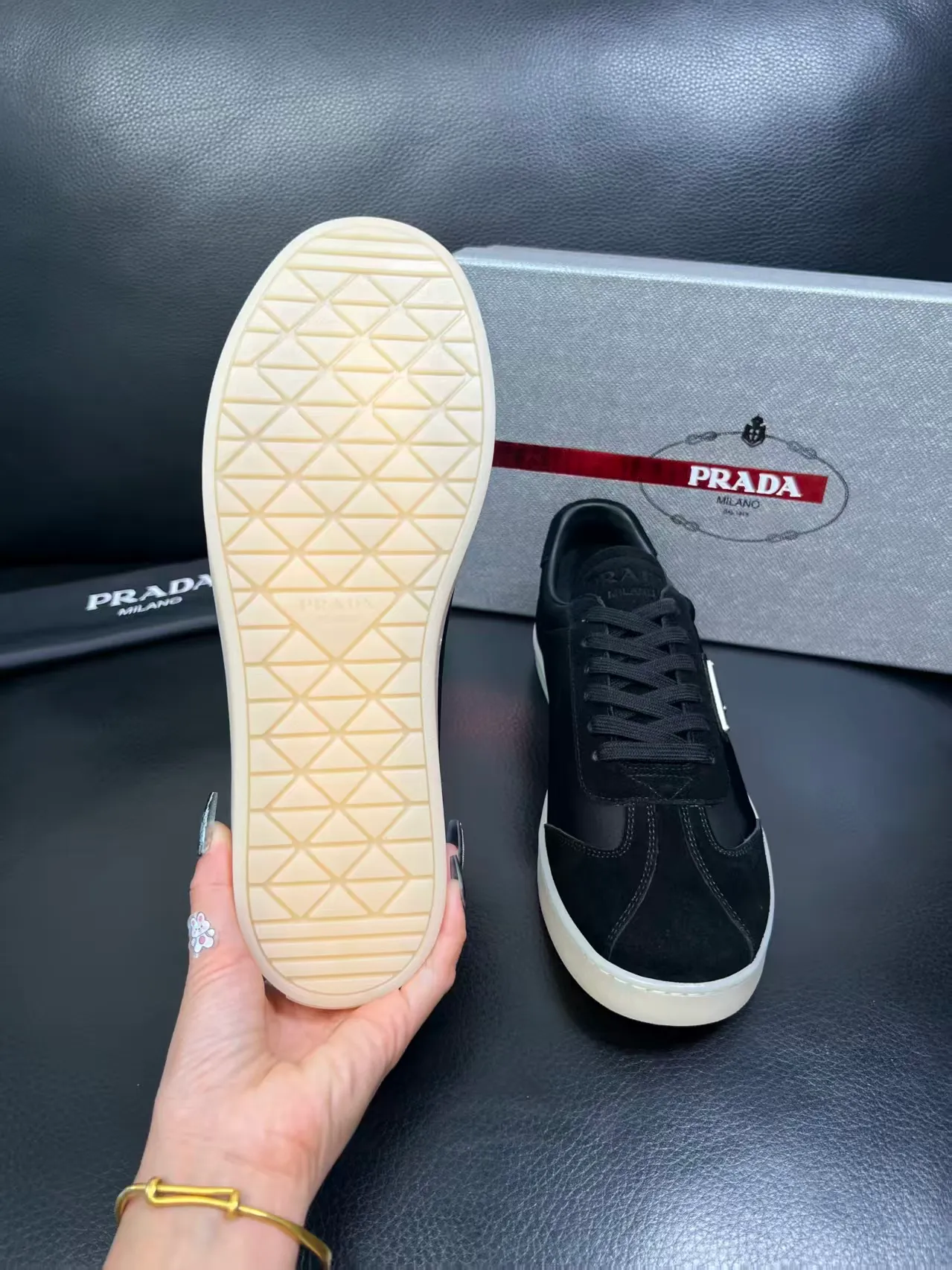 P380 38-45 Prada Prada’s new men’s leather sneakers, the highest version on the market, any comparison is welcome🆚! The original leather has excellent texture and is super high-end! Fetal sheep net lining imported from Italy, removable pad! Luxurious materials and fine workmanship, highly recommended! No. 058